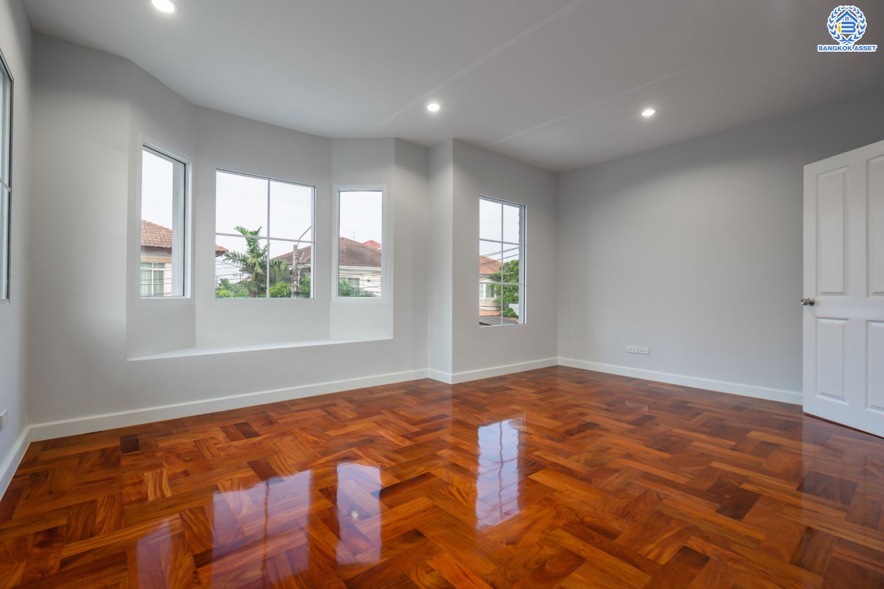 บ้านมือสองตกแต่งใหม่ ม.นันทวัน พระราม5 ตกแต่งหรูหรา หลังใหญ่กว่า 64 ตร.ว. ฟังก์ชันจัดเต็ม 3 ห้องนอน 3 ห้องน้ำ 1 ห้องอเนกประสงค์ จอดรถได้ 2 คัน พร้อม Living Room รองรับทุกความสุข ทำเลเดินทางสะดวก ใกล้ทางด่วน "กาญจนาภิเษก" และรถไฟฟ้าสายสีม่วง "สถานีบางรักใหญ่"